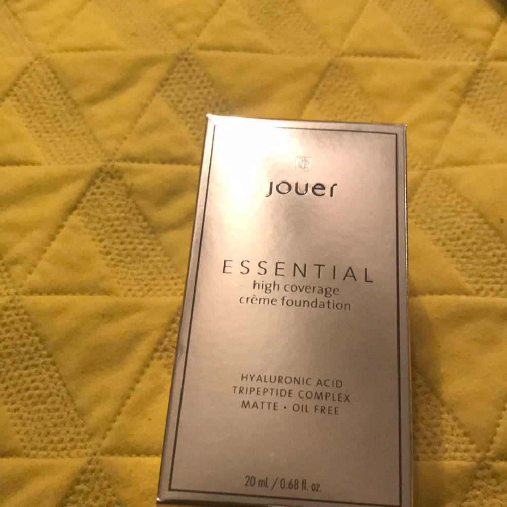 Jouer Essential High Coverage Foundation